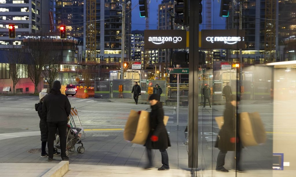 Amazon Go — «умный» магазин в Сиэтле. Приобретение Whole Foods сигнализирует о желании гиганта соединить онлайн наблюдение с обычным бизнесом. Фотография: Пол Гордон / Zuma Press / eyevine