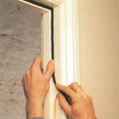  Обшивка профильным шнуром периметра двери