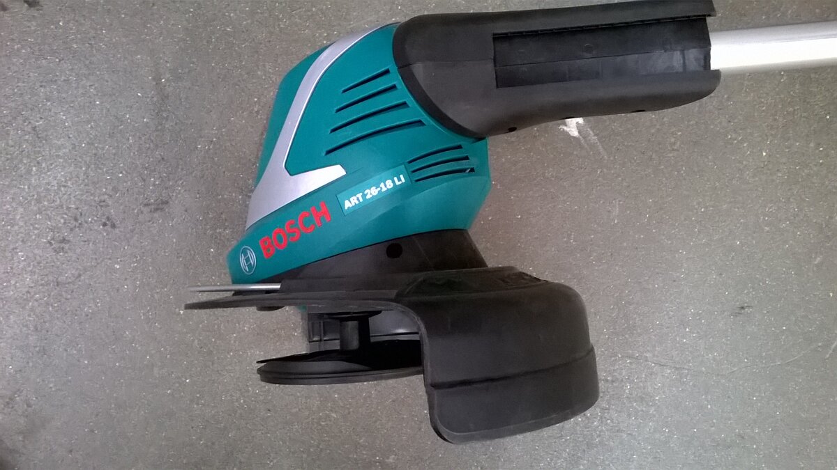 Вот сейчас режущая головка Bosch ART 26-18 повернута на 90 градусов, то есть ножи должны вращаться в вертикальной плоскости. Это ценно!