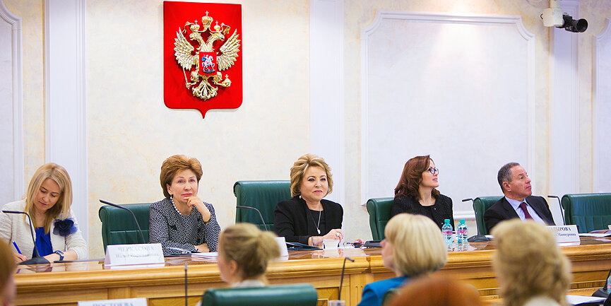 
Необходимость развития женского предпринимательства в России стала одной из ключевых тем, затронутых в Национальной стратегии по улучшению положения женщин, которая уже находится в стадии разработки. И это действительно важно, ведь многие женщины имеют необыкновенный потенциал: они готовы не просто открыть собственное дело, но и развивать его, действуя во благо всего общества. Кроме того, фокусировка внимания на женском бизнес-кластере для российской экономики дает возможность широко задействовать потенциал женщин, сформировать новые рабочие места и существенно улучшить социальную сферу.