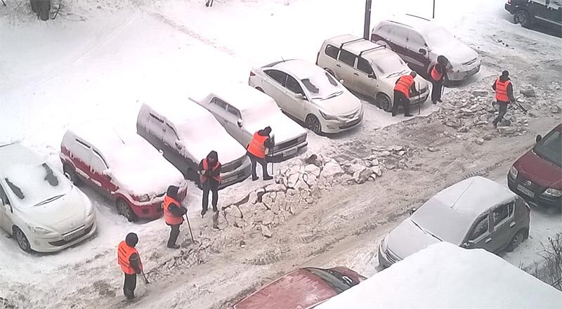   «О, Боже! Что я вижу! Уборка снега в нашем дворе?», удивлён автор фотографии. Фото: an4oys_/Instagram 
