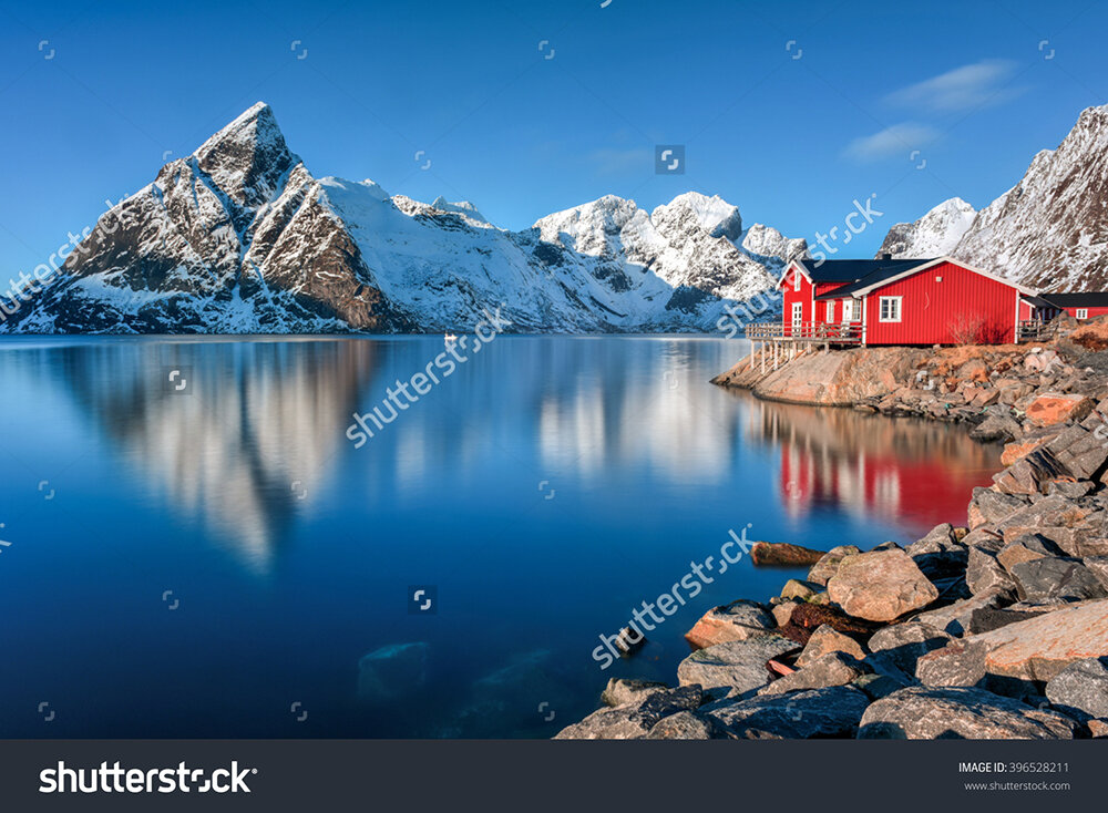Вот та фотография, увидев которую мы точно решили, что у нас будет классный красный дом.  Мама, правда, резонно возразила, что дом на берегу фьорда и с такой скалой на заднем плане - это не то же самое, что подмосковное СНТ, но тут уж ничего не поделать - фьордов у нас нет :(
 