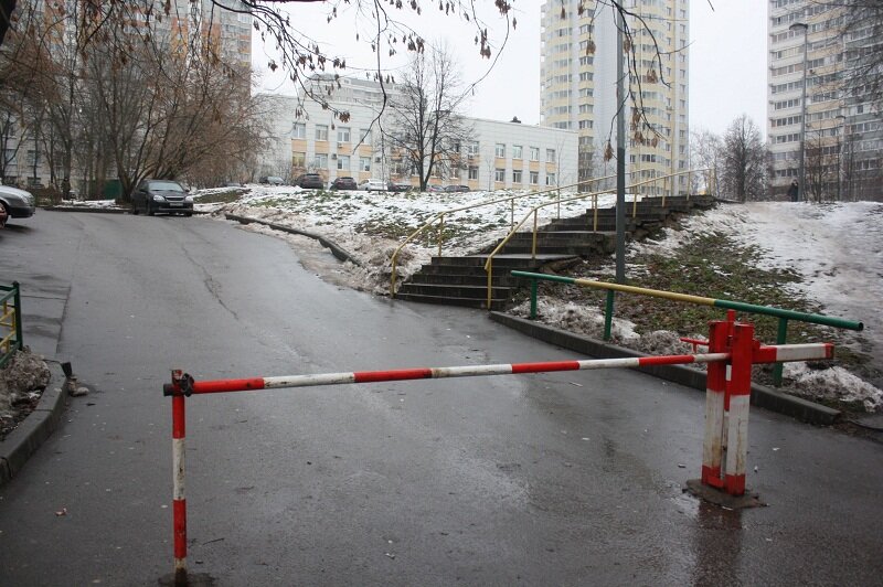 Въехать во двор. Северное и Южное Медведково. Шлагбаум во дворе. Шлагбаум пожарная. Шлагбаум во дворе жилого дома.