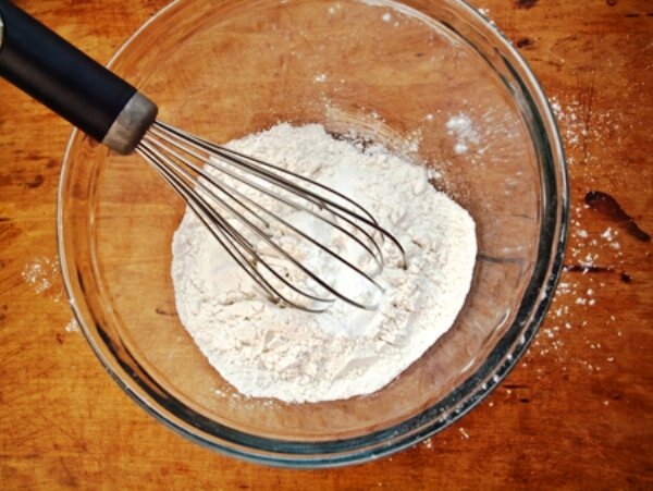 Разогрейте духовку до 180 гр.С.  Смажьте маслом круглую форму для выпечки (разъемную или обычную). Подготовьте продукты.  В маленькой миске смешайте вместе сухие ингредиенты: муку, разрыхлитель и соль.