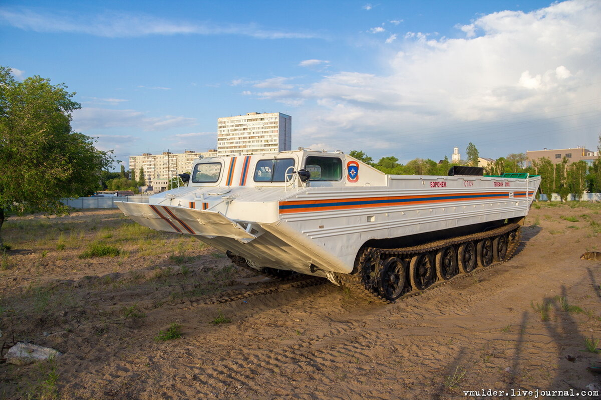 Собственно, это была обычная прогулка, я хотел найти непонятный старый дом и сфоткать его для своей коллекции и паблика ВКонтакте Теневая Сторона Воронежа. Доехал до ДК им. С.М. Кирова. 
Начну пожалуй с этого вездехода МЧС. Он мне понравился. Убегая от улюлюкающих охранников двинулся дальше. 

Фото 2. йт
