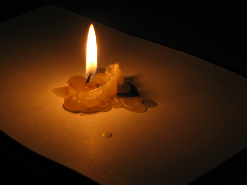 Свеча горит