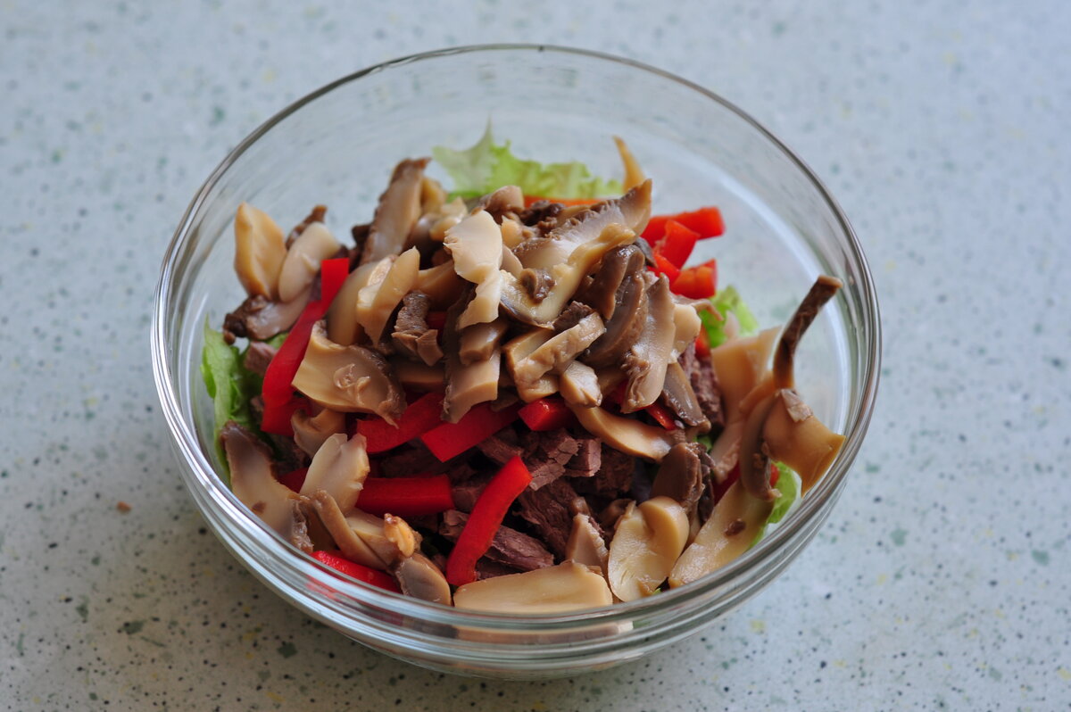 Салат с консервированными шампиньонами и кукурузой