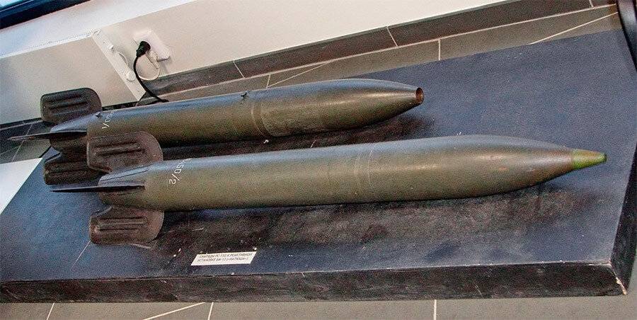 132-мм осколочно-фугасный снаряд М-13 на ракетном топливе с дальностью полета 8470 м
