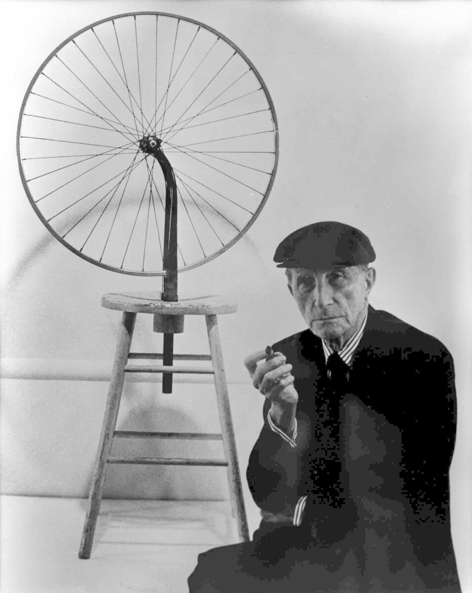 Марсель Дюшан на фоне «Велосипедного колеса», 1963 год