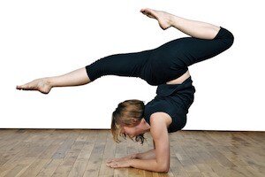 Слово «йога» пришло к нам из Санскрита, оно означает связь ума, тела и духа внутри вас, а также связь между человеческой душой и Вселенной.