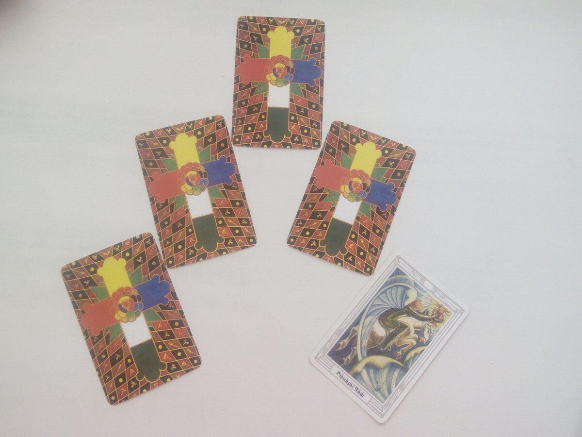 Расклад таро что он думает обо мне. Мужчина на пороге таро расклад. Таро что он думает обо мне сейчас. Расклад ев таро на чувства. Гадание на таро что он думает обо мне.