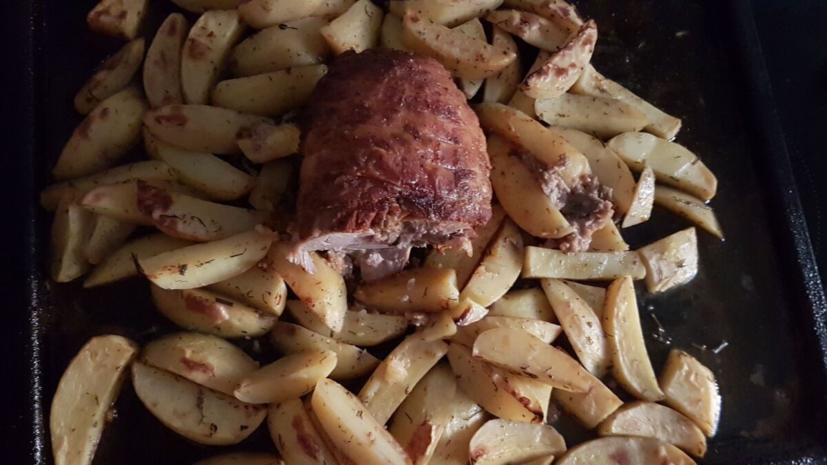 Картошка с мясом в духовке - это отличное блюдо как для праздничного стола, так и для семейного ужина в выходной. Я научу вас, как приготовить вкусную картошку с мясом в духовке.