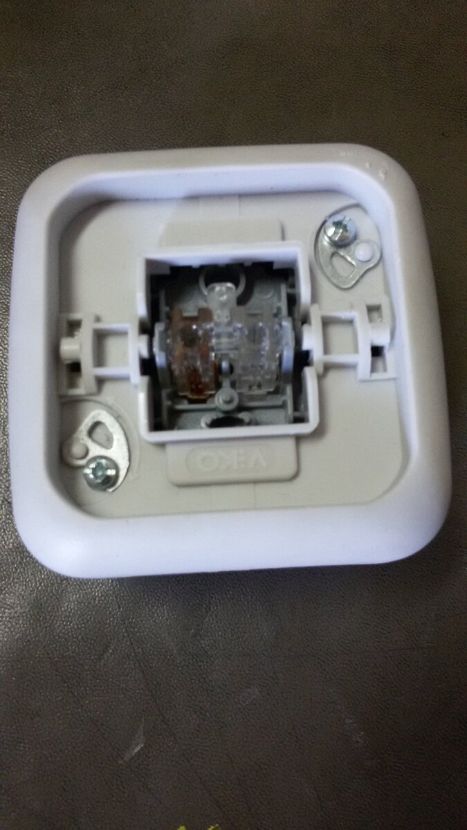 снять кнопку выключателя.