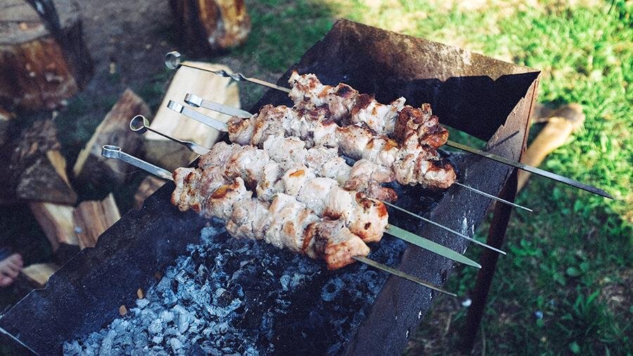 Шашлык фото дома. Майские шашлыки снег. Shashlik iz tarelka. Фото шашлыка на тарелке.