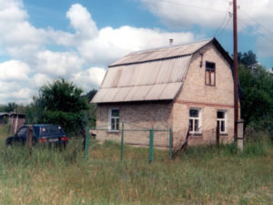 Не  нуждается в разъяснениях тот факт, что оформить дом в собственность  построенный на своей земле, это первоочередная задача владельца, дабы   избежать проблем с властями и полностью узаконить свою постройку.  Наличие в собственности земельного участка открывает владельцу  определенные просторы для творчества и земледелия. В зависимости от  того, под какие ограничения попадает участок, его хозяин может  распоряжаться своим имуществом и обстраивать его. Если получить специальное разрешение, на земле можно построить здание по собственному проекту.