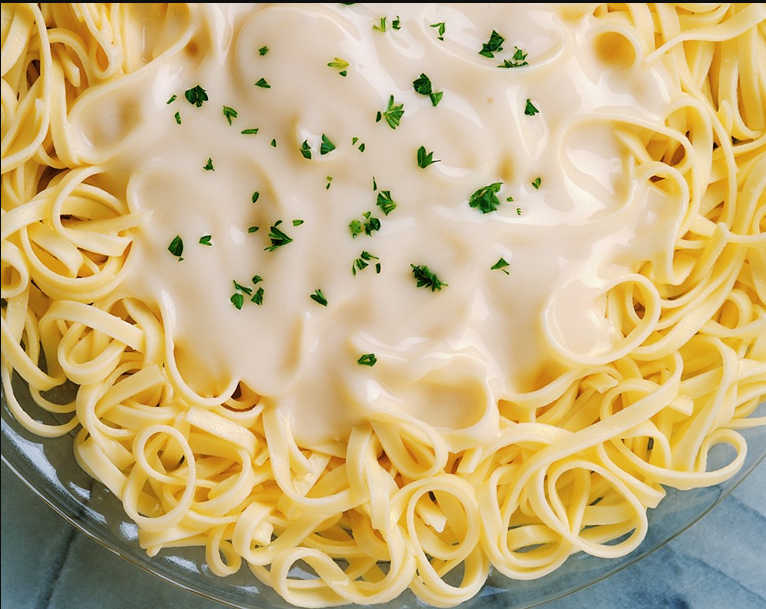 Сливочные спагетти с сыром и специями