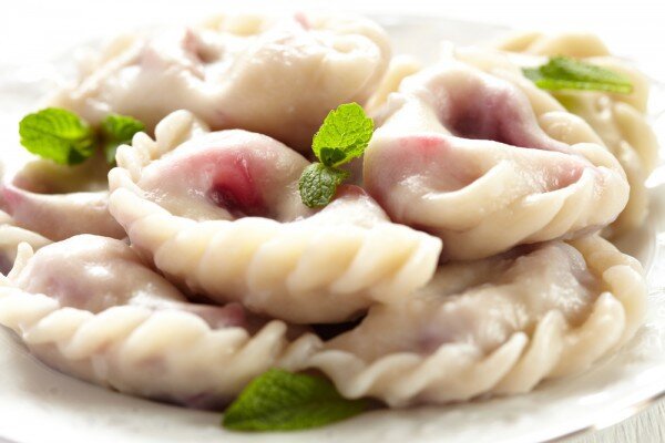 Ну как же летом обойтись без вареников с вишнями. Я сейчас расскажу вам, как приготовить вкусные вареники с вишнями.  