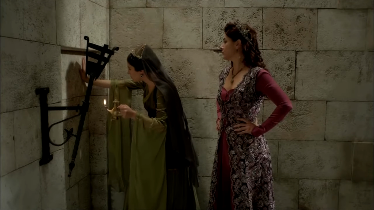 При помощи пламени Фатьме удалось выяснить, где в стене полая область (комната). Пламя колыхалось, был сквозняк.