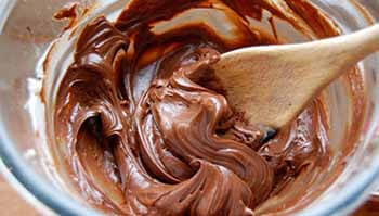 Бисквитные кондитерские изделия считаются одними из самых популярных в мире: они легки в приготовлении, требуют минимального количества ингредиентов,  имеют нежный вкус и воздушную пористую консистенцию. В сочетании с шоколадным кремом такой торт становится настоящим шедевром кулинарного искусства.