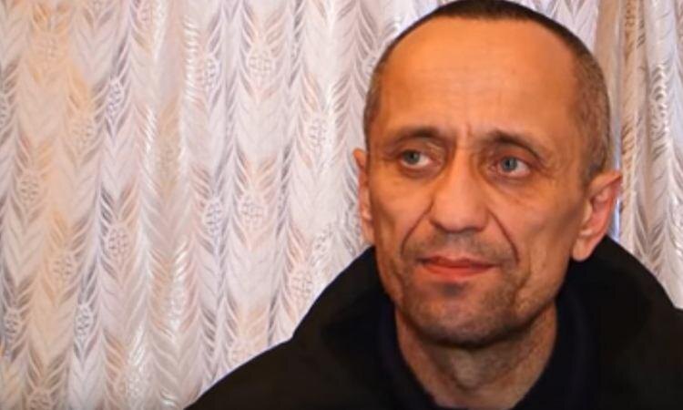 Известно, что преступления совершались поздним вечером в пустых вагонах.Заблокировав дверь специальным ключом, насильник нападал на своих жертв, а затем, надругавшись над несчастными, убегал. 