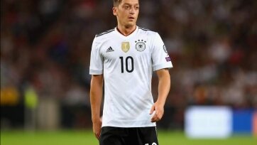 Evening StandardПлеймейкер Сборной Германии и лондонского «Арсенала» принял решение отказаться от выступлений за Бундестим. Об этом футболист написал на своей официальной странице в твиттере. Причиной столь радикального шага Озил называет давление со стороны Немецкого футбольного союза, вызванное тем, что Месут сфотографировался вместе с президентом Турции Эрдоганом.
