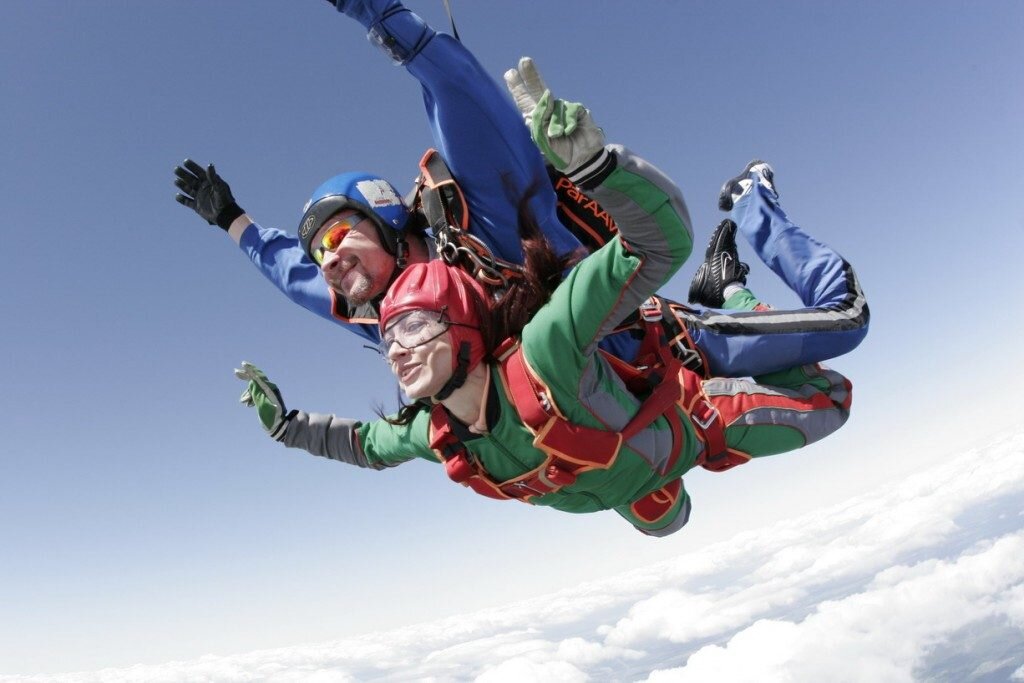 Прыжок с парашютом — подарок на бумажную свадьбу