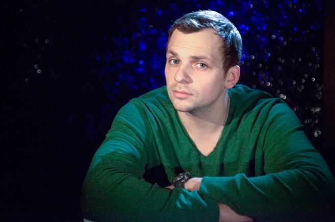 Алексей Янин учится заново есть и сидеть после комы, несмотря на прогнозы столичных врачей