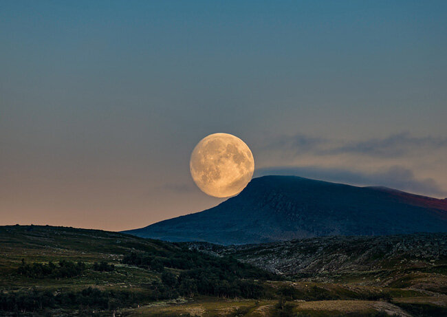 Почему долго нельзя смотреть на луну: основные причины и последствия