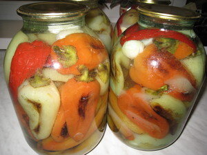 Сегодня хочу поделиться с вами рецептом очень вкусного  консервированного перца, который готовится довольно быстро, а получается очень вкусным.