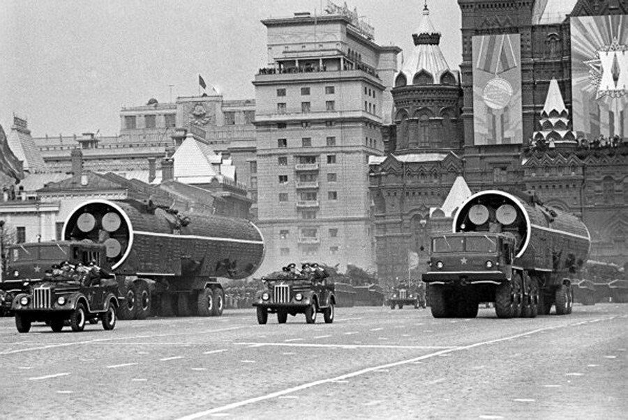 Фото брежнева на параде победы 1945 года