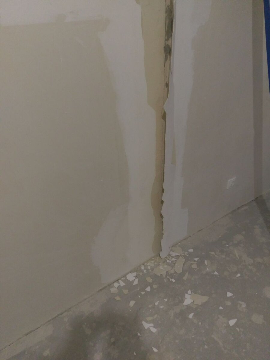 спустя пару недель видно что отходит и штукатурка.