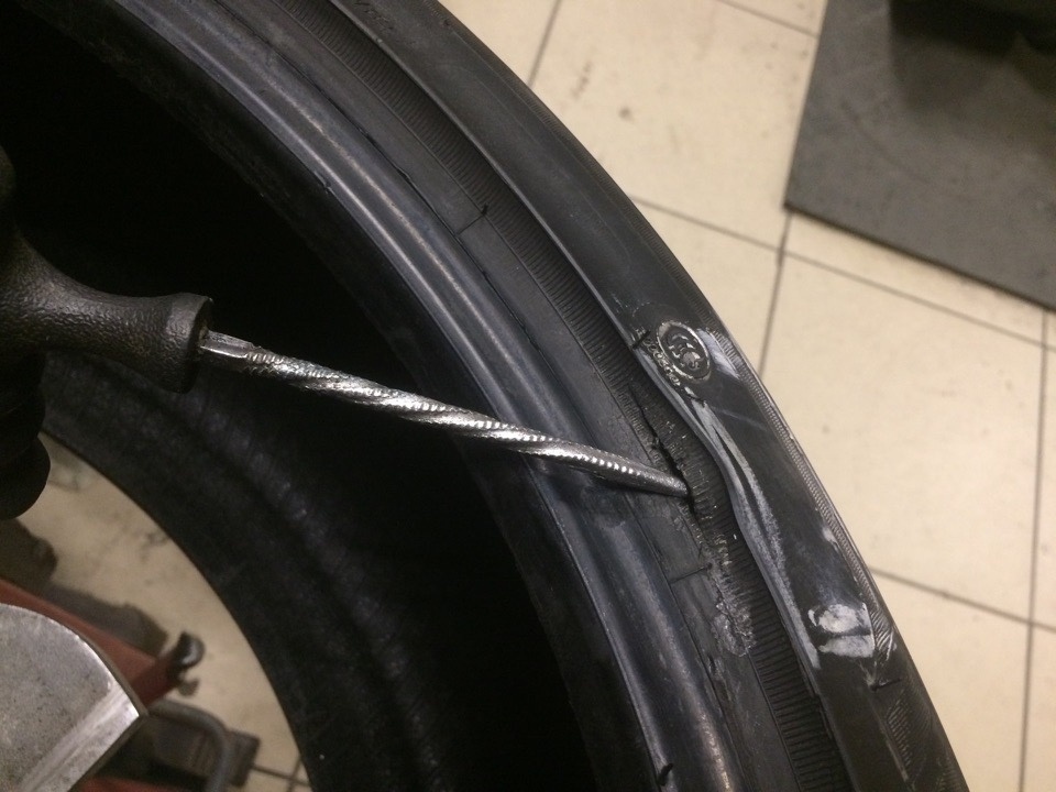 Косметический ремонт пытались выполнить суперклеем.