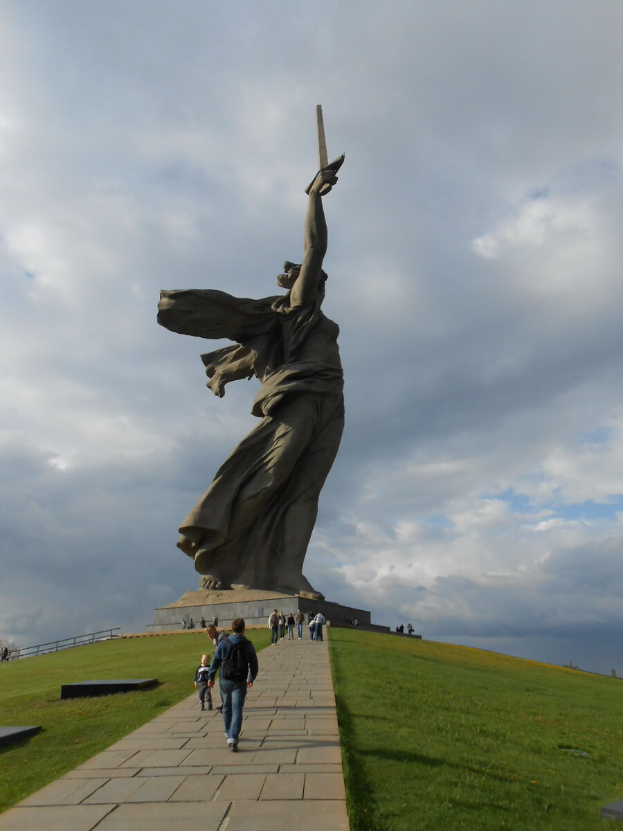 Монумент почему. Новороссийск памятник матери родине.