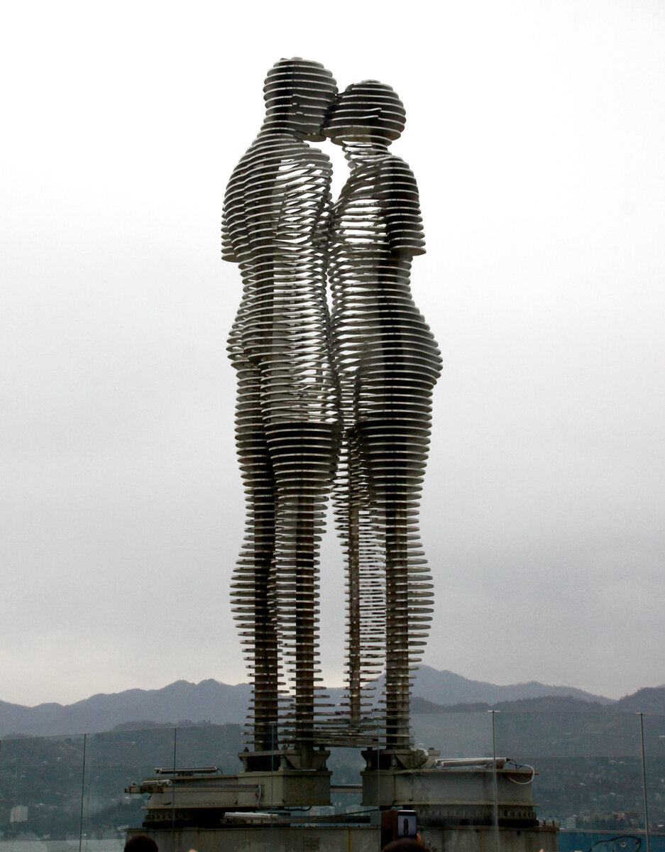 Фото: Иван Петров - Подвижная скульптурная композиция «Али и Нино» на набережной Батуми. Силуэты мужчины и женщины двигаются навстречу друг другу, меняя положение каждые 10 минут, пока не встретятся и не сольются в одно целое. Автор работы Тамара Квеситадзе