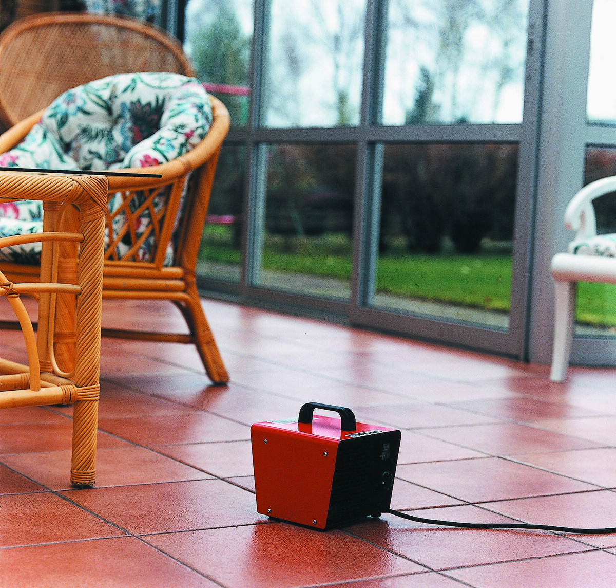 Бытовой тепловентилятор на застекленной веранде загородного дома