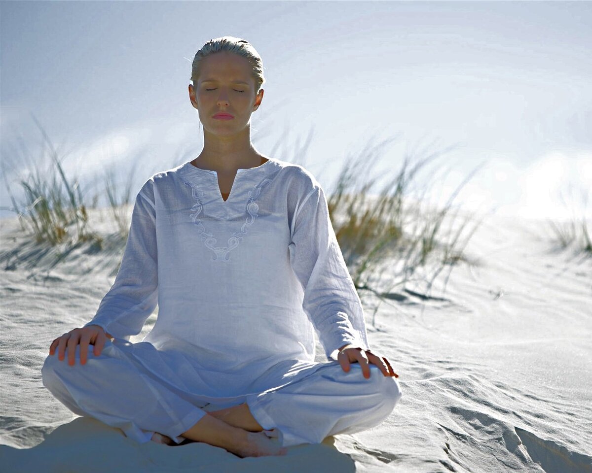 Медитация голосом женщины. Медитация девушка. Медитация на берегу моря. Практика медитации.