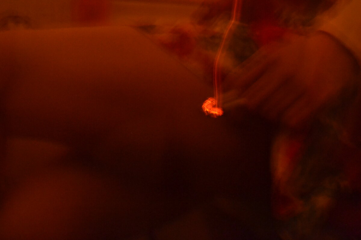 В каждой девушке существует предел всех чувств подаренных своему любимому. Приходит конец ее терпению, что ты не держишь обещания, что ты обращаешь внимание на других, что ты снова лезешь в прошлое.
Когда она смотрит тебе в глаза и говорит, что верит, ты не верь этим словам, она просто не хочет потерять тебя, поэтому так и приходится говорить, хотя веры нет уже давно.
Вы не думайте, что девушки слабые, тут даже наоборот сильнее их нет ни одного мужчины. Даже есть такая поговорка: "Сегодня на коленях льет слезы она, а завтра, смотря ей в след, плакать будешь ты". 
Сегодня ты шутишь о расставании с ней, а завтра ее пользователь ограничил доступ к своей страницы. Набираешь до боли знакомые цифры, а абонент временно не доступен. Месяц ты в попытках вернуть ее и тебе улыбается удача. Заходишь на ее страницу, а она там счастливая. В статусе говорит: Спасибо что рядом. Семейное положение стоит, влюблена и ссылка на незнакомого парня. Заходишь и видишь у него фото с ней, такие счастливые, будто сто лет вместе.
Набираешь вновь ее номер, она берет трубку и холодно отвечает: Привет. Ты в недоумении, что произошло с твоей самой любимой, с которой бы казалось, ждёт вас семья и дети... а она говорит: Прости, это предел.
Я знала, что ты звонил, в эти моменты я плакала ночью в подушку, знаю, что заходил ко мне на страницу, когда я в истерики удаляла наши фото.
Знаешь, мне было больно, но жестокой ты меня сделал сам, получи!
Услышишь в трубке гудки, начнёшь смотреть ваши фото, каждую ночь тебя будет съедать боль, от которой невыносимо жить.
Начнёшь перебирать бывших, будешь бесчувственно заниматься любовью и слать, будешь каждый вечер заливать в себя алкоголь и пытаться жить как-то дальше.
Только это не жизнь, это существование.
Так вот прежде чем что-то совершить, вы парни подумайте сто раз. Хотите ли вы видеть свою любимую и желанную такой, да ещё и в объятиях другого?!
