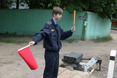 Хочу отметить, что право регулировать дорожное движение, предоставлено не только сотрудникам полиции, но и еще описанному Правилами кругу лиц. Это не говорит о том, что дежурный по ж/д переезду, может выйти на ближайший перекресток и начать регулировать движение там.