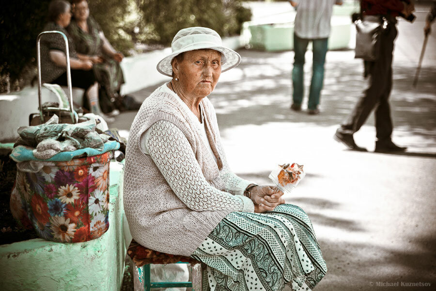 Какое редкое чудесное создание была эта старушка. Наталья савишна из повести детство. Толстой наталья савишна. Цикл " русская деревня". Старуха с палочкой.