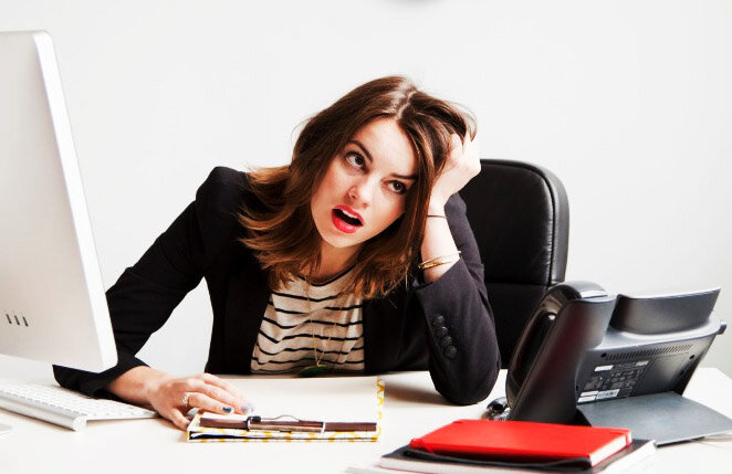 женщина на работе, в офисе, стресс
