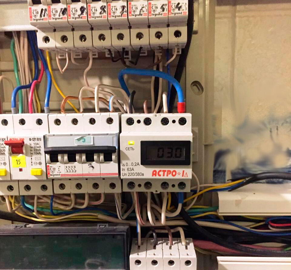 Обнаружение токов утечки с помощью специального прибора.