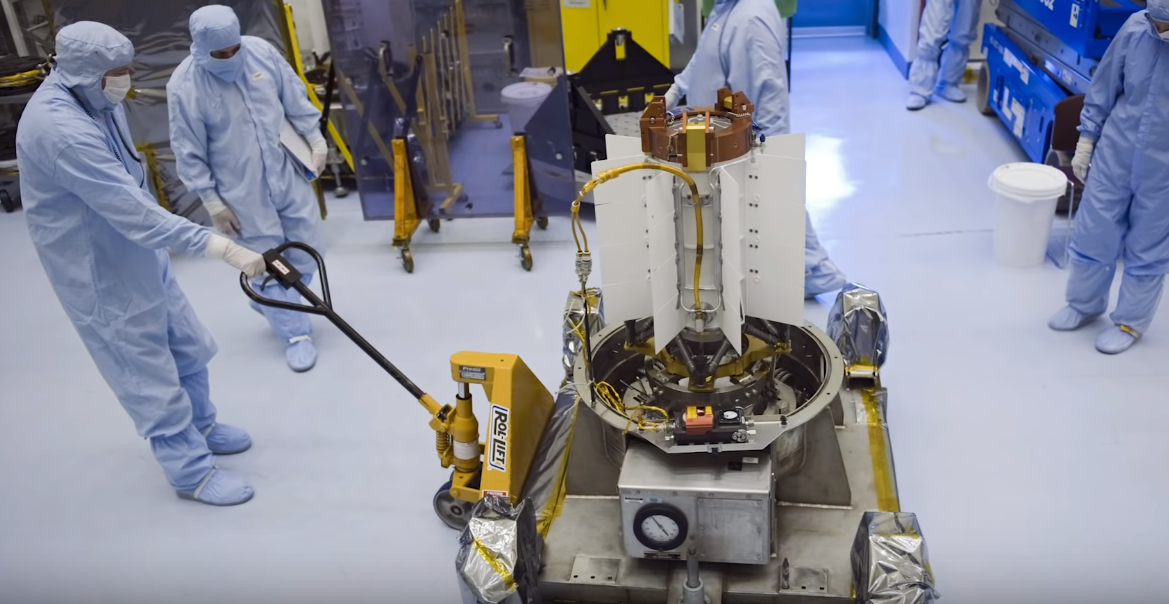 Бетавольтаики, конечно, безвреднее других систем, связанных с радиоактивными материалами, но их «топливо» всё равно может представлять угрозу: выделять канцероген, вызывающий, в частности, лейкемию. 