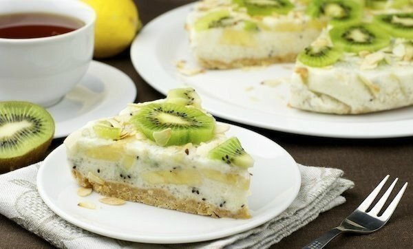 Ингредиенты:
 Мягкий маложирный творог 350 г, натуральный йогурт (без сахара) 150 г,  маложирное молоко 150 мл, агар-агар (можно заменить желатином), банан и  киви, 50 г меда.
Приготовление:
 Желатин растворить в молоке и дать ему набухнуть, затем поставить на  огонь, но не кипятить, он должен растворится. Остудить. В это время мед,  творог и йогурт взбиваем до кремообразного состояния и смешиваем с  агар-гаром, нарезаем очищенные фрукты.
 На дно формочки выложите слоями творожную массу, фрукты и снова  творожную массу. Оставьте в холодильнике минимум на 4 часа, а лучше на  ночь.