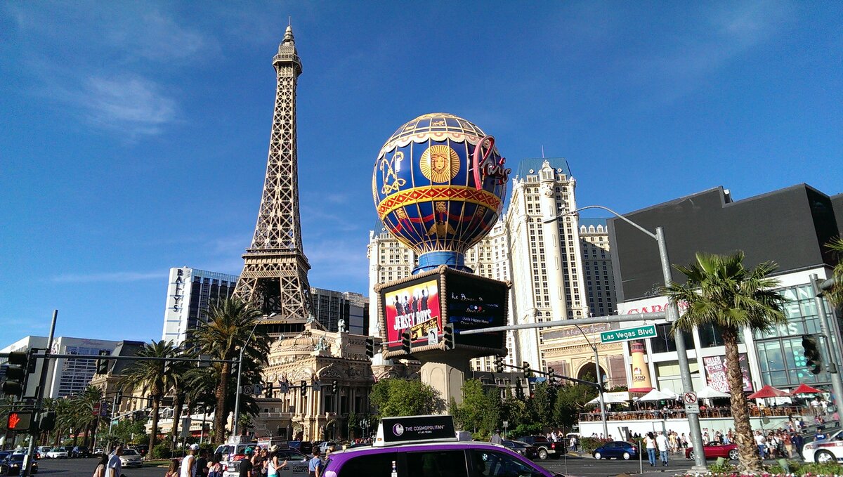 Вид на отель Париж.