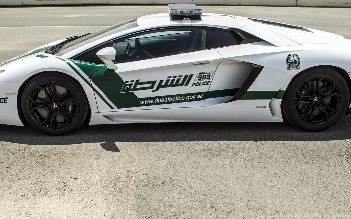 Сюрреалистическая картина. "люстра" на Ламборгини.