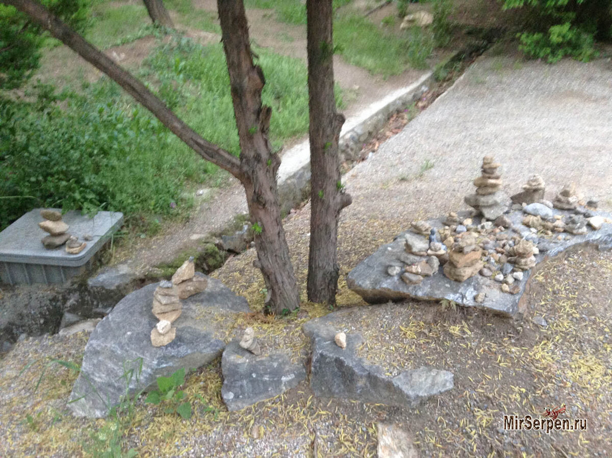 Пирамидки на счастье и удачу на тропинках горы храмового комплекса Bongeunsa