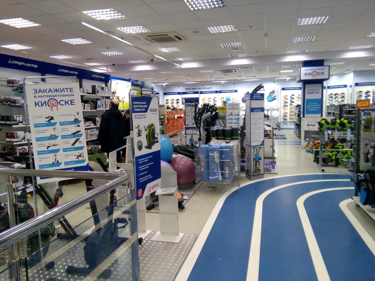 Вот так незатейливо выглядят большинство магазинов «Спортмастер» сейчас.
