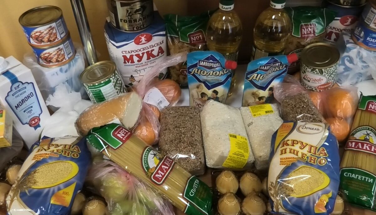 Продукты гуманитарная помощь. Продуктовый набор для ветеранов. Продуктовые наборы для ветеранов к Дню Победы. Гуманитарная помощь продукты. Что входит в пакет гуманитарной помощи.