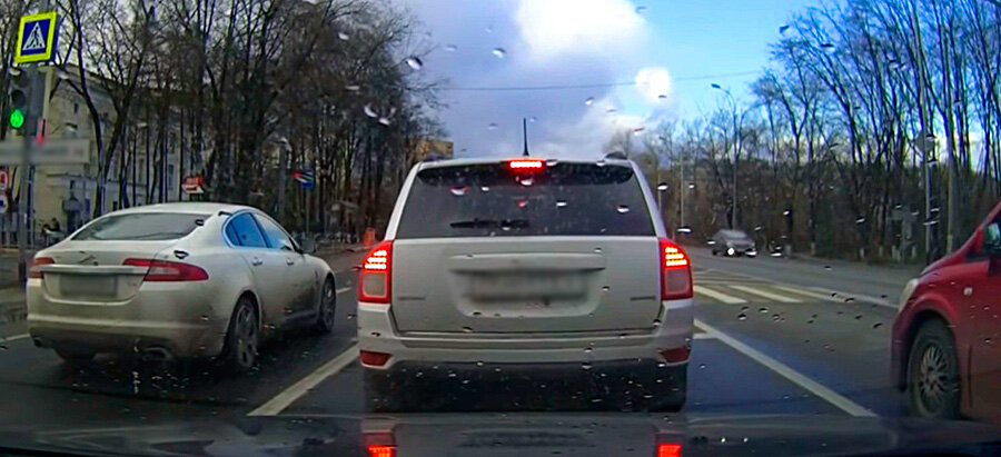 Джип на дороге
