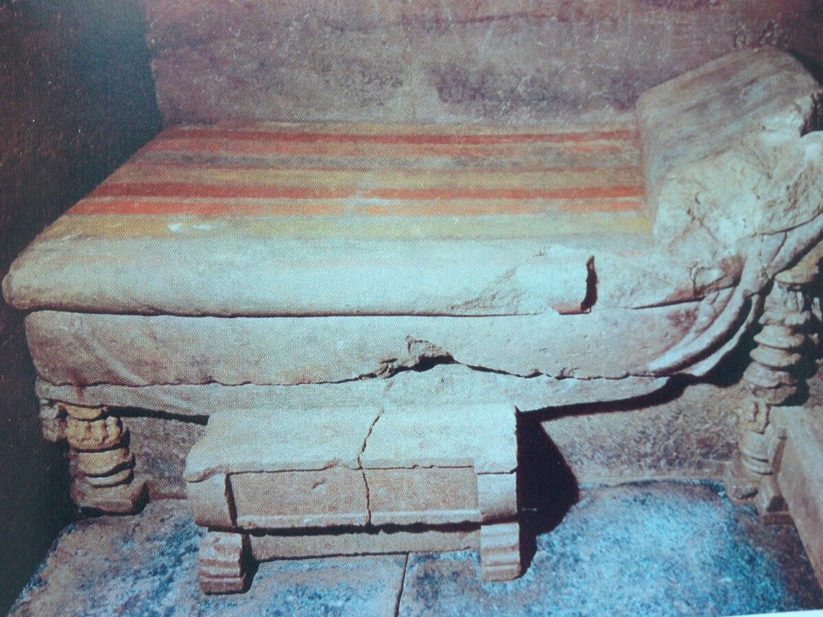 Погребальное ложе полихромное
Красная охра и египетские синие пигменты в окраске ложа из Вергины. Македония.